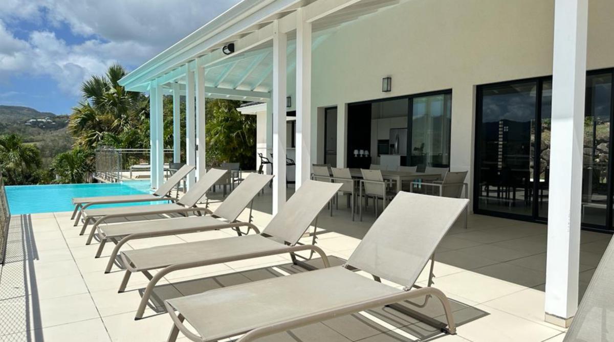 Location villa luxe Trois Ilets Martinique - Terrasse et bains de soleil
